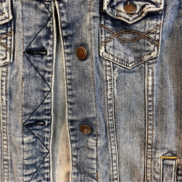Abercrombie and Fitch Women’s distressed Jean Jacket - Picture 4 of 8